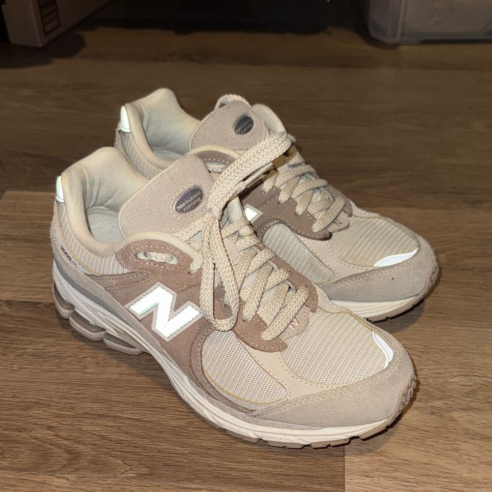 GREAT CONDITION New Balance 2002R Driftwood/ Sandstone Size Women 8/ Men 6.5 - Picture 2 of 5